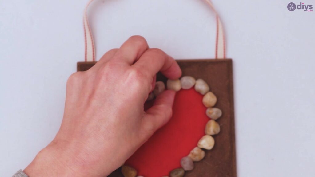 Pebble heart wall decor (20)