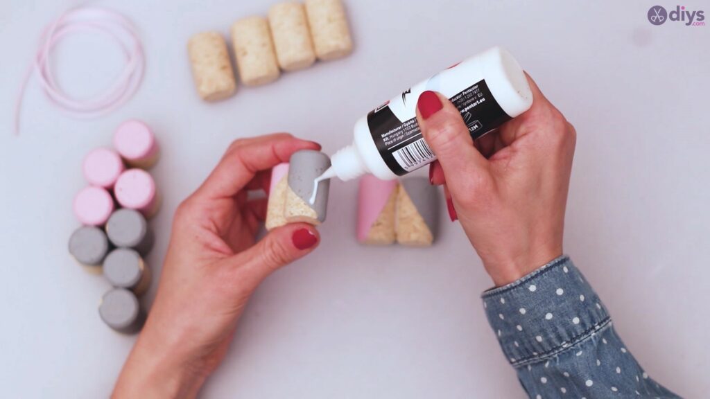 Wine cork mobile phone holder (15)