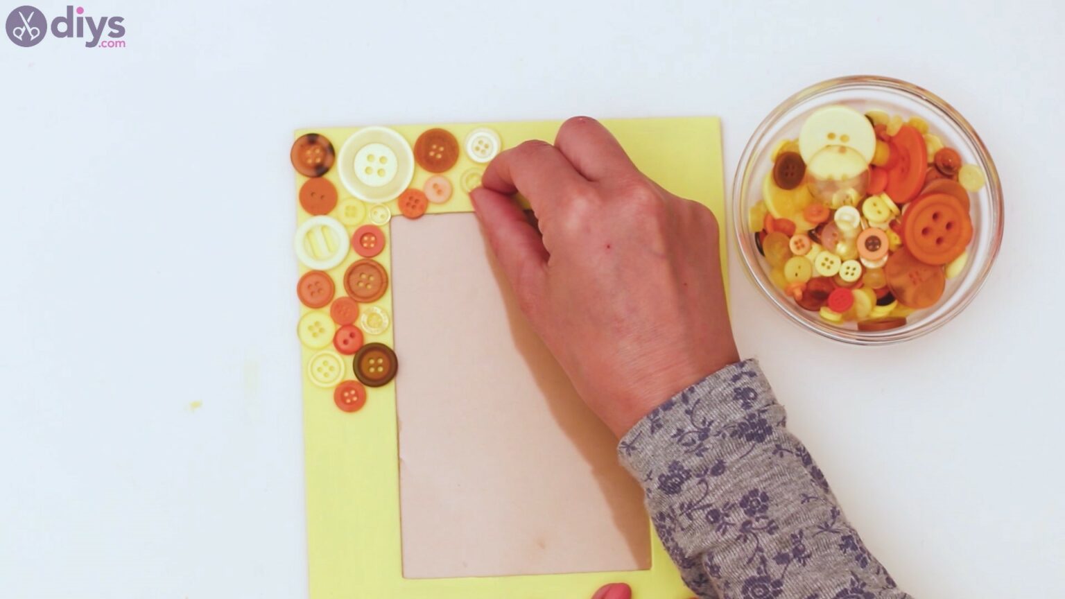 DIY Button Picture Frame for Valentine's Day in 3 Steps