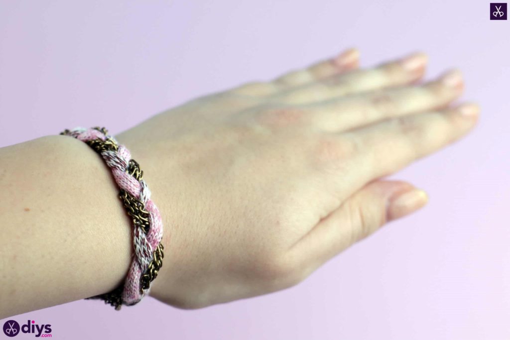 Yarn and chain bracelet
