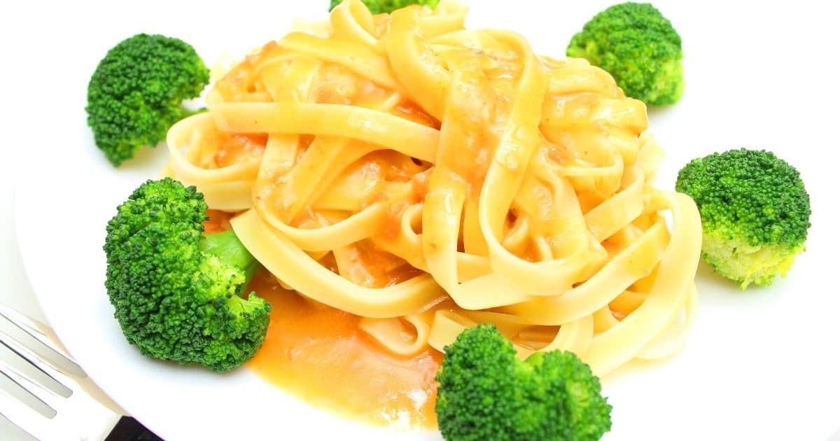 Alfredo pasta with broccoli