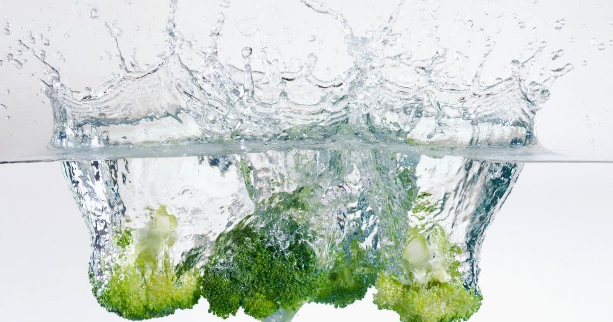 Rinsing broccoli in clean water.