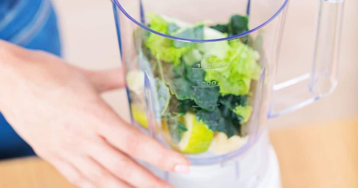 Kale, lettuce and lemon inside a blender