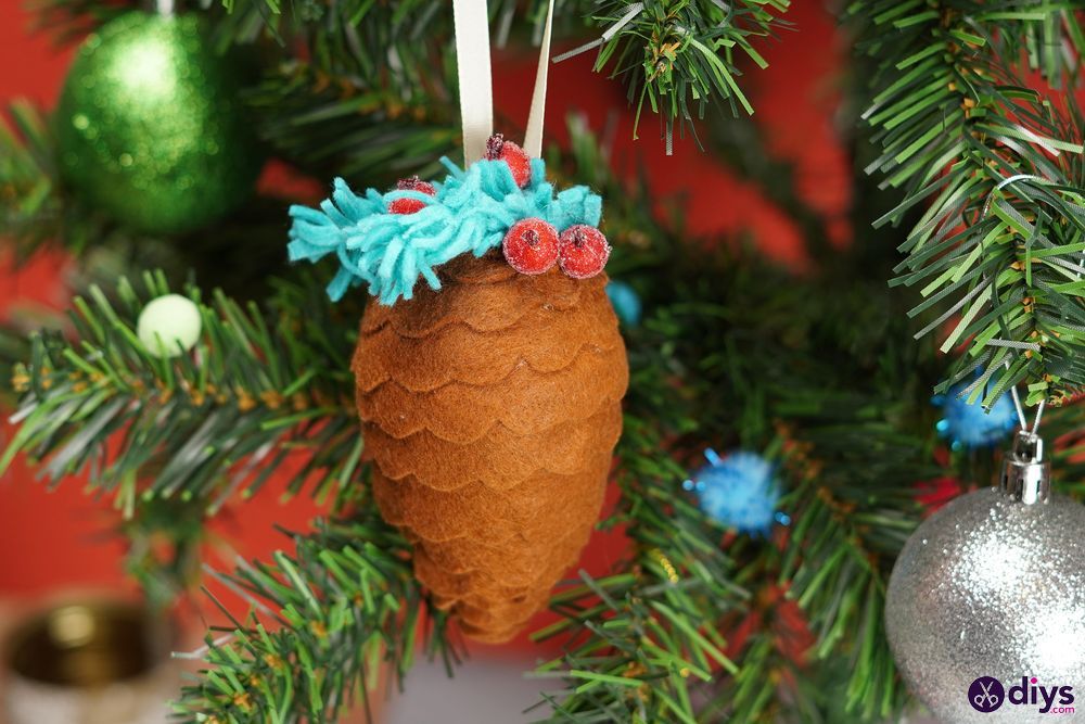 Diy felt pinecone ornaments