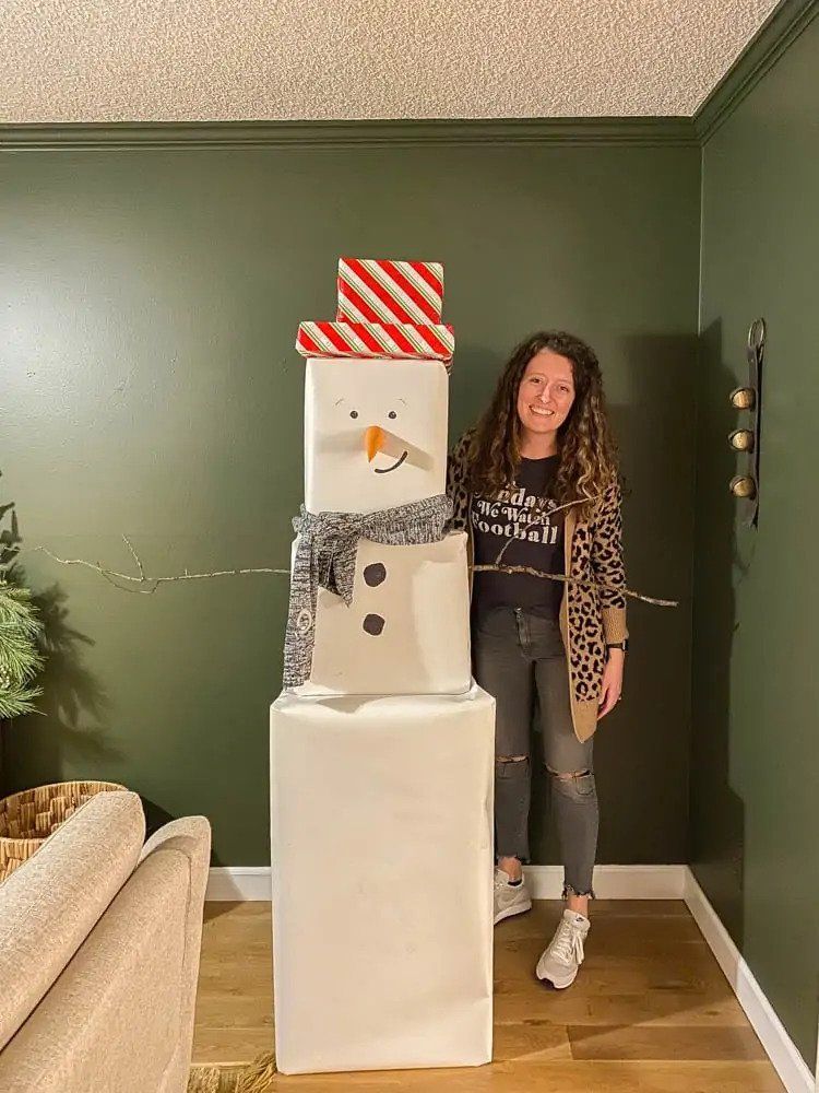 Snowman tower gift decoy