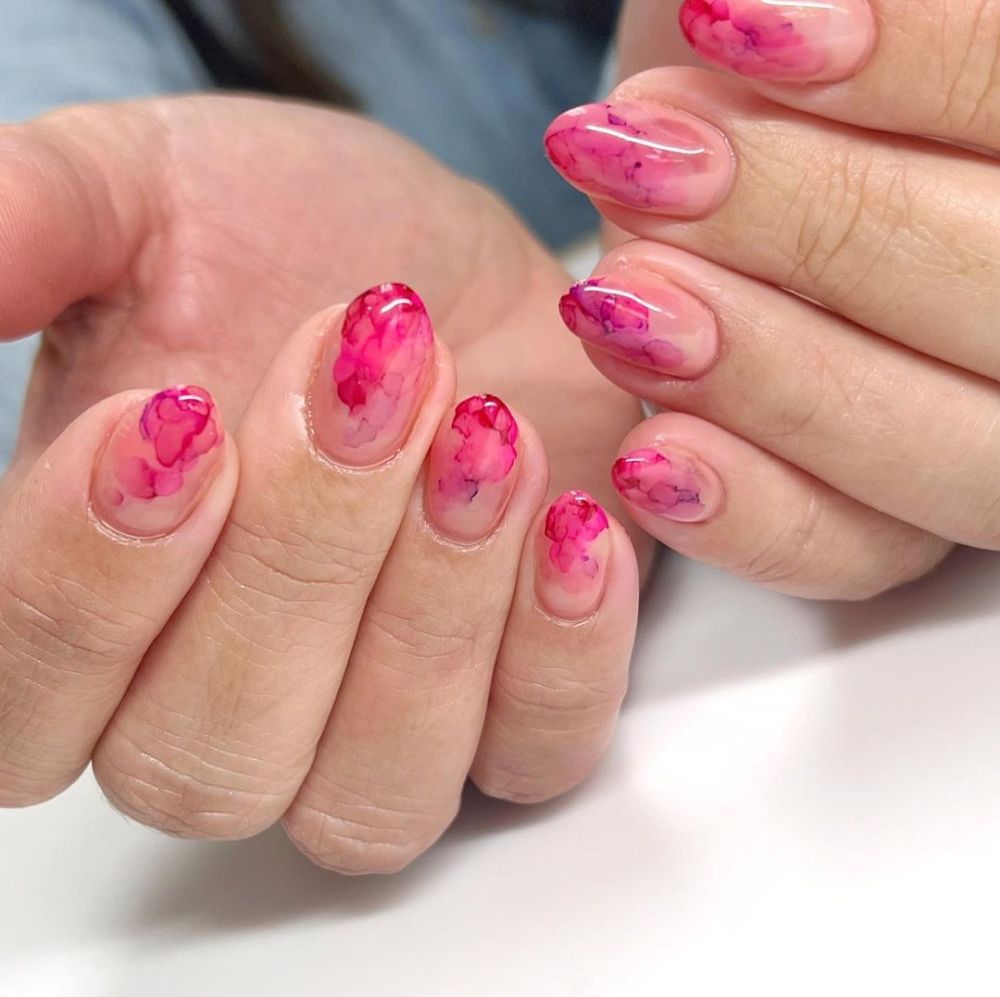 Marbled pink nails