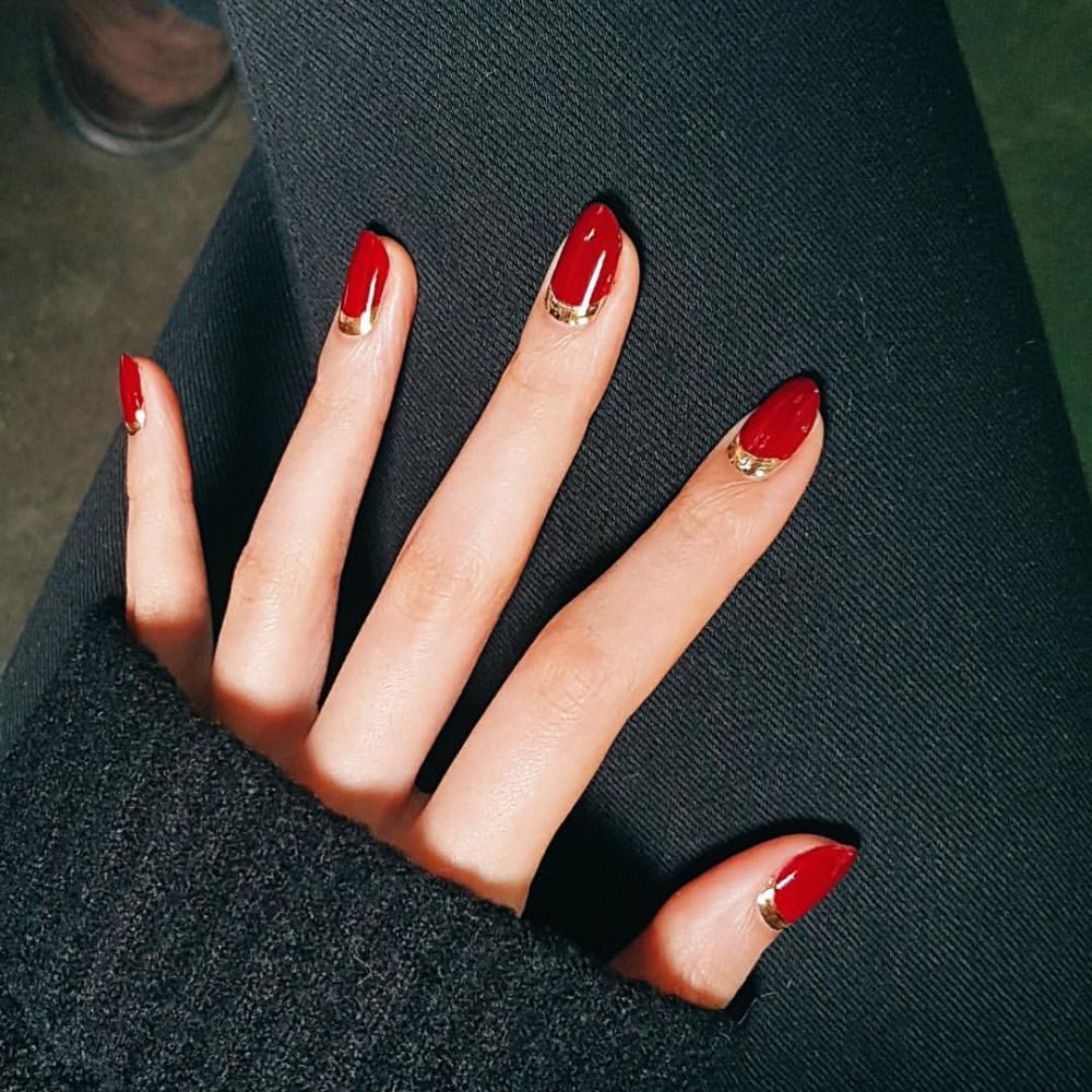 Red nails with a gilded base