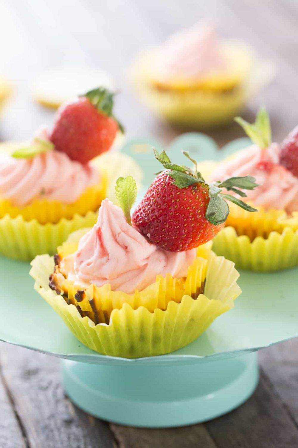 Strawberry lemonade cheesecake cupcakes