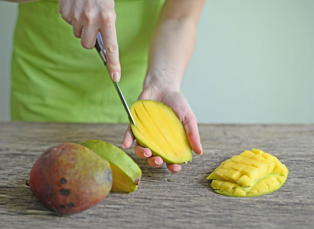 Cutting mangos