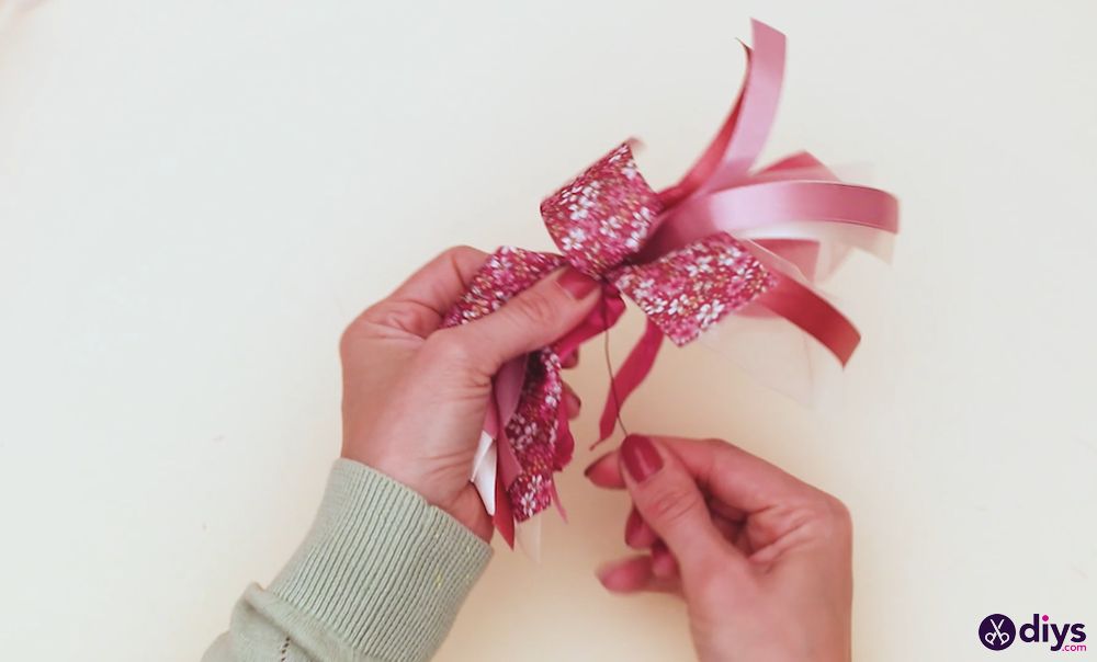 How to make a bow (25)