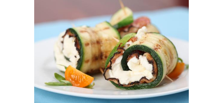 Recipe for grilled zucchini rolls with bacon and cheese