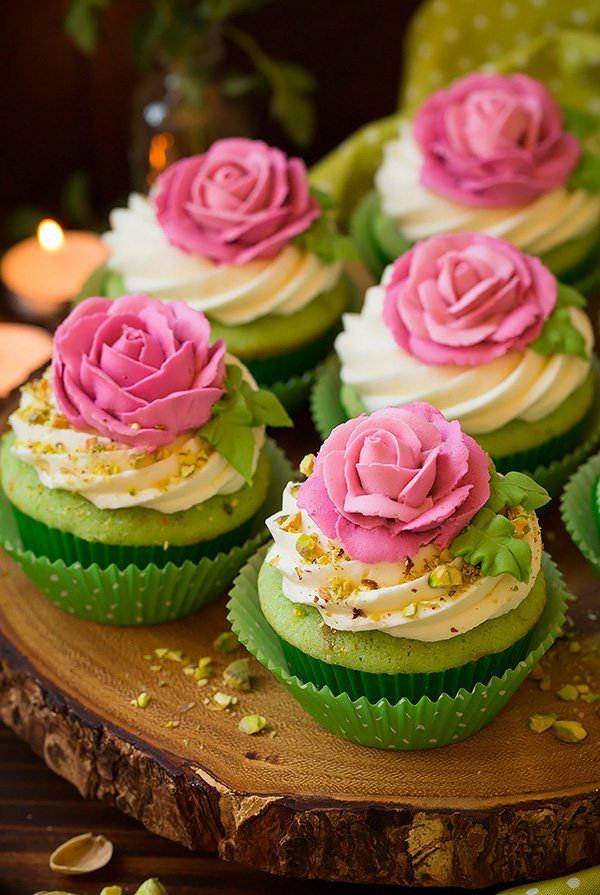 Pistachio cupcakes with roses