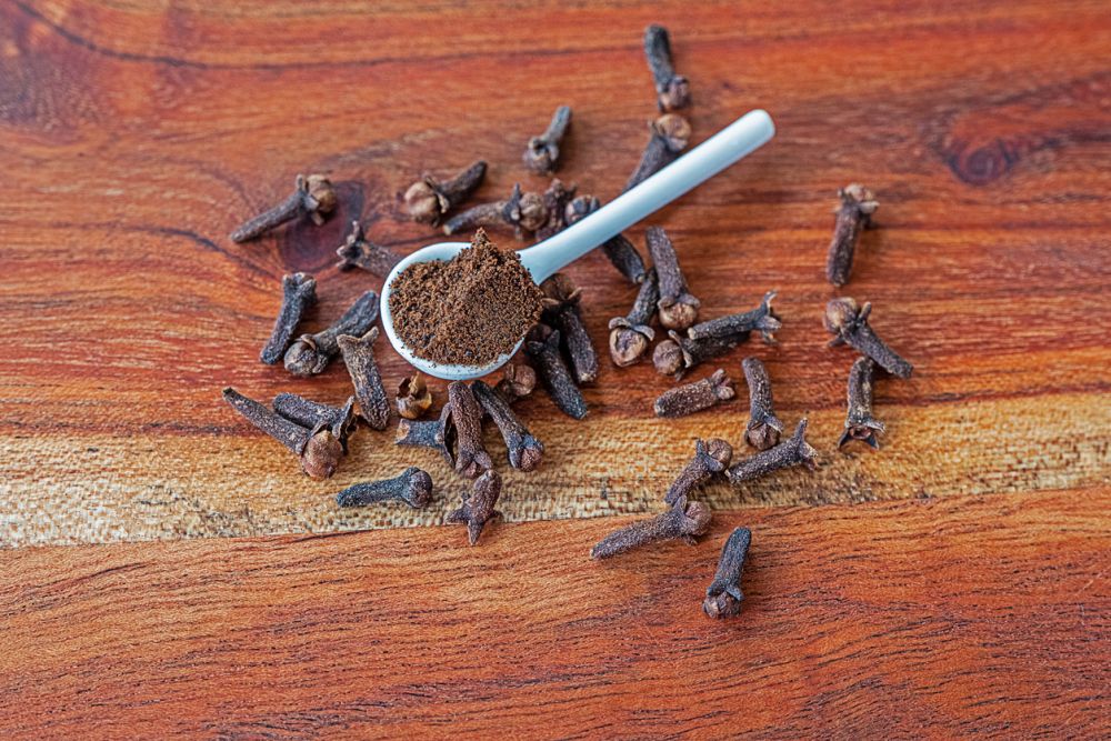 Whole and ground cloves